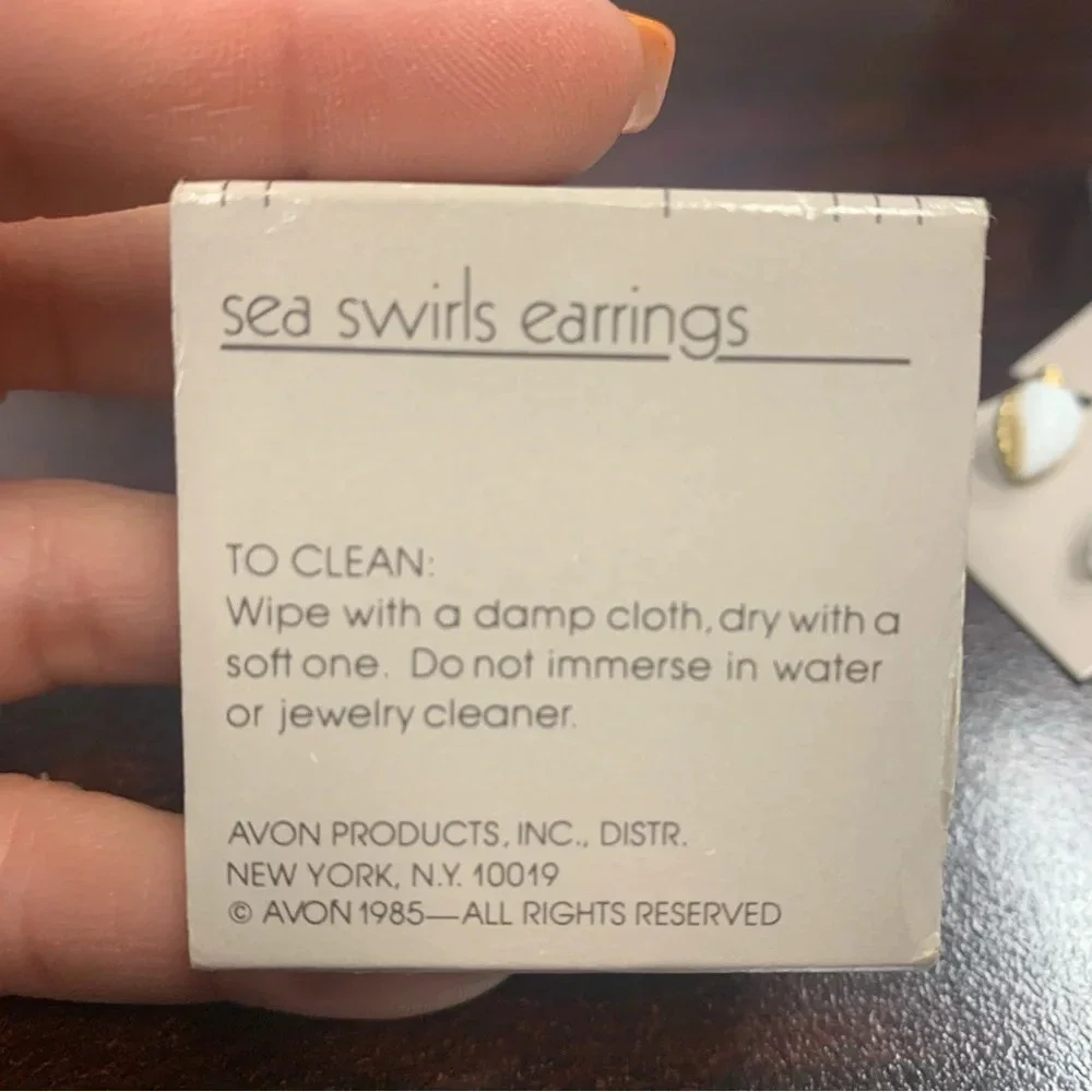 Avon Sea Swirls White and Gold Shell clip Earrings NIB 1985